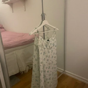 Sommarklänning  - Jättefin sommarklänning från Gina tricot!  Så fin och bra skick! Köpte sommaren 2022 men har använt max 4 gånger. Skriv för frågor eller fler bilder!❤️
