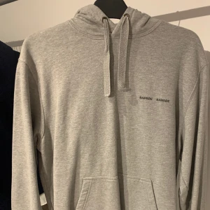 Samsøe Samsøe Hoddie - En grå snygg Samsøe Samsøe Hoddie. Använd några gånger men är i ett gott skick 8/10. Storlek small.  Nypris 1400  Mittpris 499 Pris går att diskutera. Vid minsta frågor/funderingar är de bara att hör av sig.  