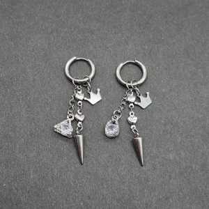 Handgjorda örhängen  - Handgjorda örhängen ● 💎Material- rostfritt stål, zirconia ● Örhängeskrokar-  Rostfritt stål. Längd-6cm. Köp for 80kr/st eller 140kr/paret