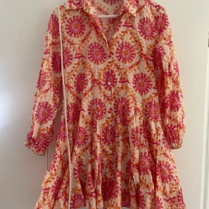 Sommarklänning - Säljer en sommarklänning från Zara, bra skick🥰Kommer ej till användning