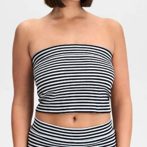 LXA topp - Oanvänd randig tubtopp från LXA! Det är ett tjockare tajtare band längst upp som håller toppen uppe jättebra🤍🤍