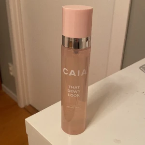 CAIA (THAT DEWY LOOK) - Helt i nyskick. Testad en gång. Förpackningen är helt i nyskick och finns inga tecken på användning.  Nypris är 245kr