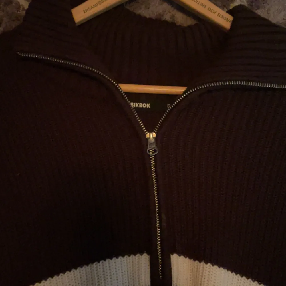 En brun&vit randig tröja från bikbok! Bra skick, använt fåtal gånger.. Tröjor & Koftor.