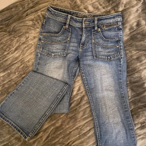 Bootcut jeans - Jättefina bootcut jeans. Några få cm långa på mig som är runt 158, sitter ungefär midwaist på mig. Har tyvärr inga bilder på!  Midjemått: ca 77 Innerbenslängd: ca 76