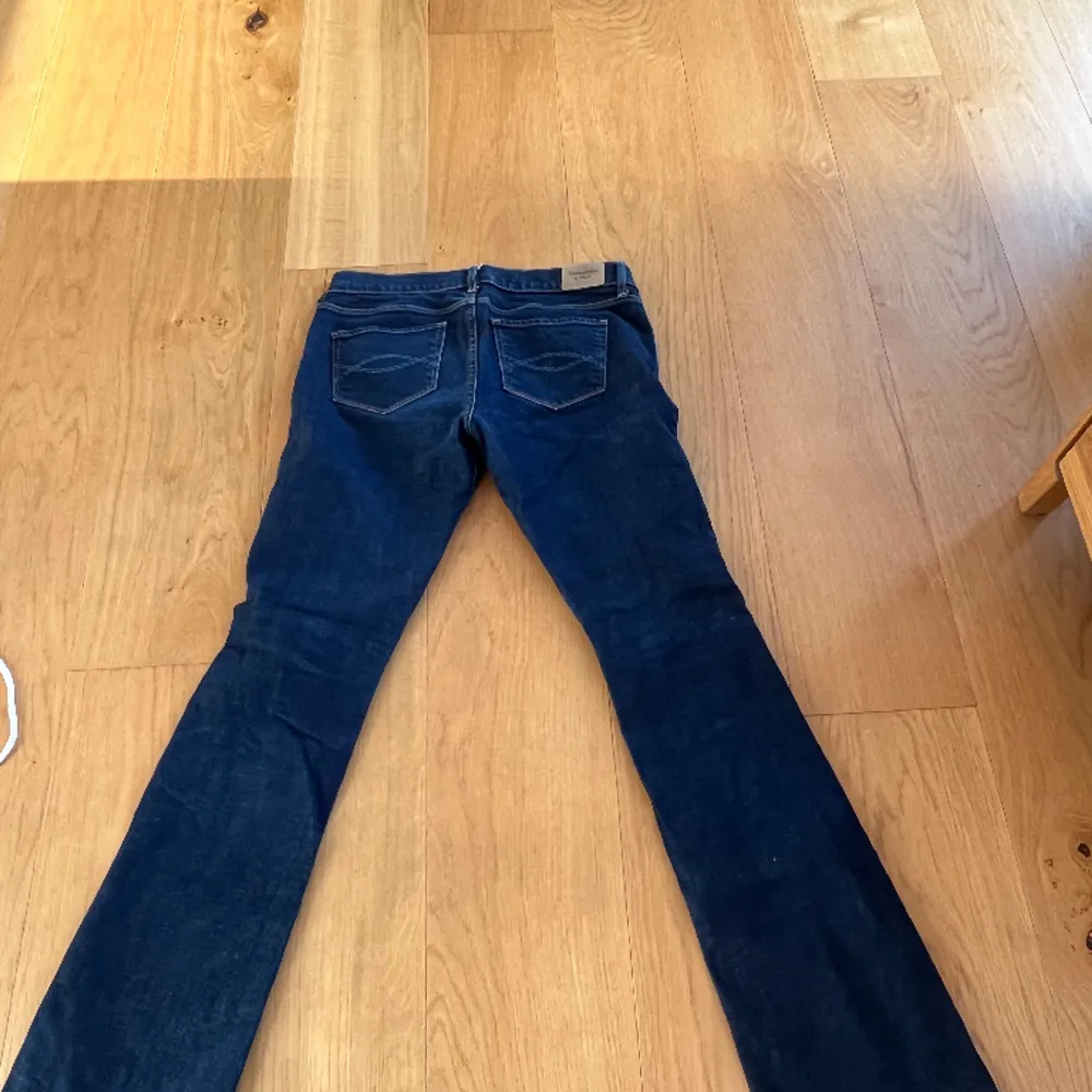 Nyskick. Low waist jeans från abercrombie and fitch. Modellen är bootcut. Köparen står för frakten. Jeans & Byxor.