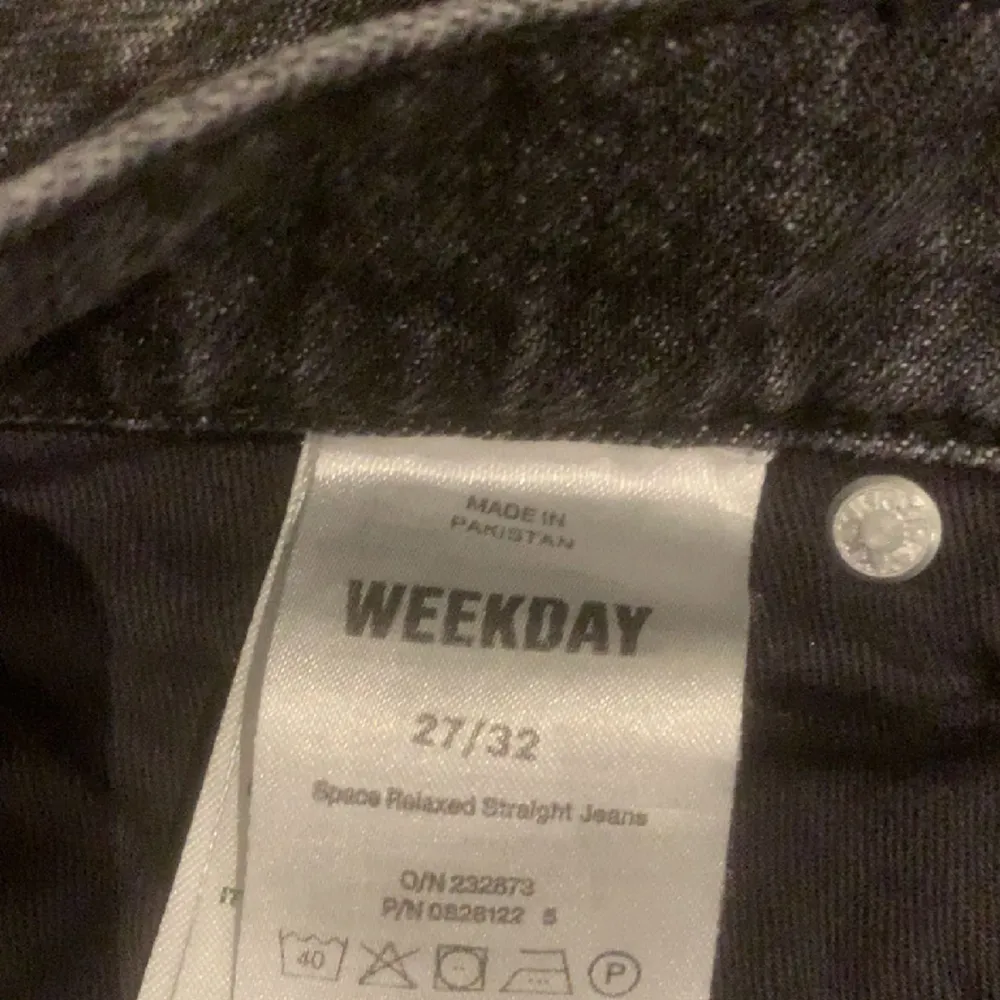 W27 L32 relaxed straight jeans köpta från weekday nyskick. Jeans & Byxor.