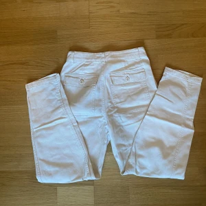Beiga byxor - Byxor från Pull and bear i storlek 34. Dessa är typ en blandning av jeans och linnebyxa, 100% bomull❣️