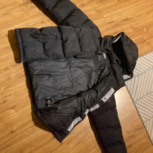 Hoodrich jacka  - Skick 9/10 andvända en gång passformen var för liten