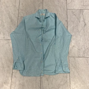 Boggi skjorta - Säljer en boggi skjorta som är nästan helt oandvänd. Den är i storlek L och är en perfekt sommarfärg.