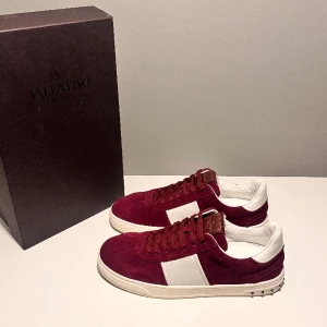 Valentino flycrew - Säljer ett par sjukt snygga valentino flycrew i storlek 42, cond 10/10 helt nya. Kommer med OG box!