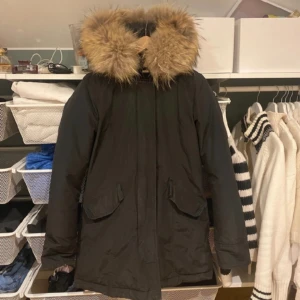 Woolrich parka - Nyss kemtvättad, därav i nyskick. Avtagbar Äkta tvättad päls av prärievarg. 70% ank-dun, 30% fjädrar.  Inköpt på johnells, kvitto medföljer!  Återkom för fler bilder eller mer info.