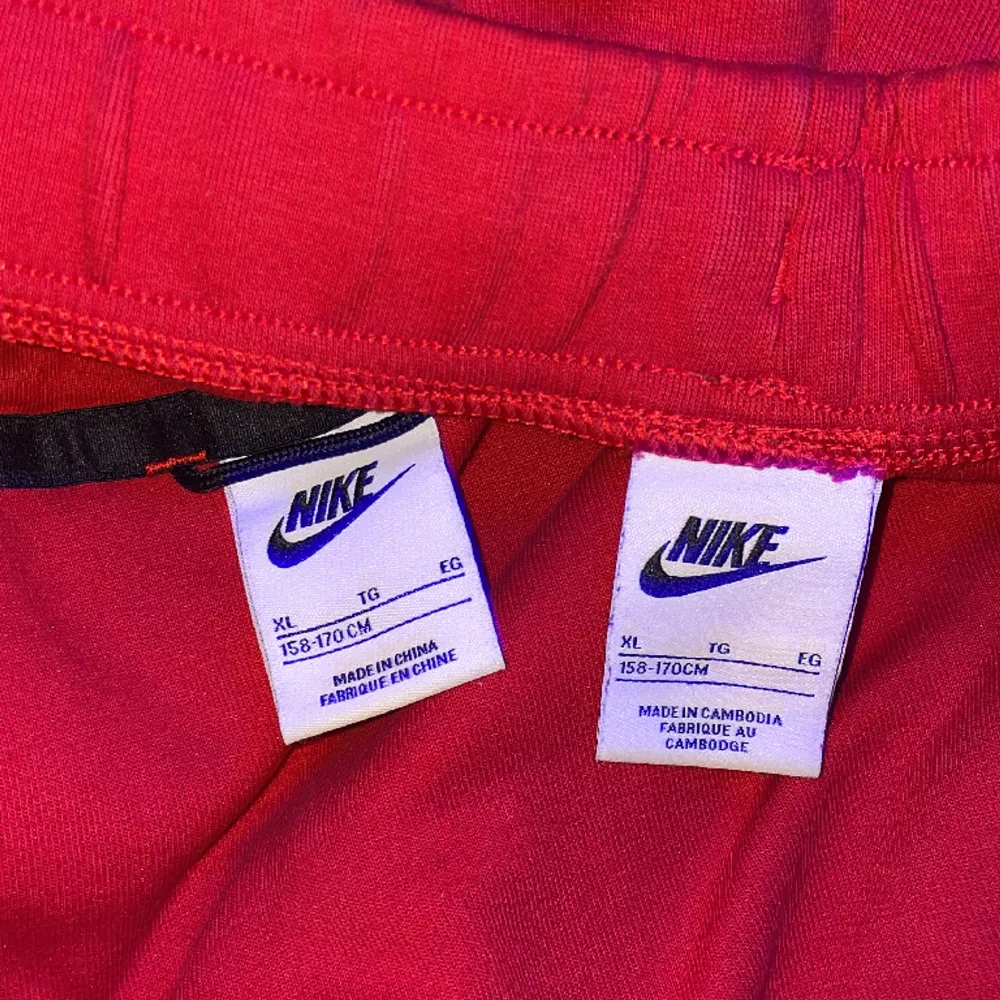 Ett rött Nike tech set inga hål bra kvalite. Inget byte. Hoodies.