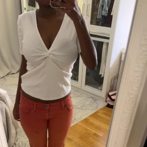 Zara t shirt  - Snygg zara t shirt. Väldigt sparsamt använd max 1-2 gånger😊🌸