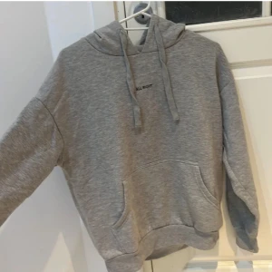 Grå hoodie - En jätteskön oversized hoodie, den är i storlek S men som sagt är oversized och passar som en storlek större☺️ Skriv gärna vid några frågor!