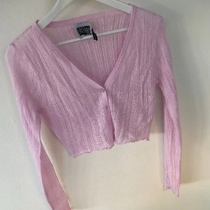 Rosa kofta från reclaimed vintage - Rosa kofta med fina knappar från reclaimed vintage. Aldrig använd men testad hemma. 