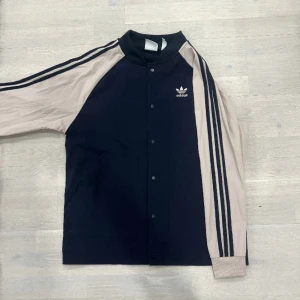 Adidas tunnjacka - • oanvänd, äkta adidas  • säljer pga inte min stil längre • strl XS (passar M också) 