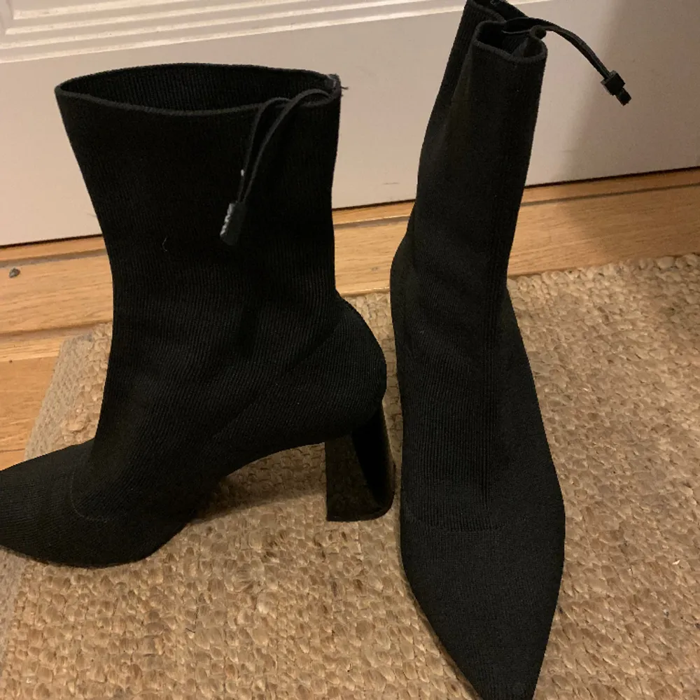 Sock boots from Zara, only worn a few times so in great condition. 🖤  Heel height: 7.5 cm. Skor.