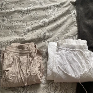 Linnebyxor  - Säljer två par linnebyxor, dem vita från HM i storlek xs-s och de beigea från lager 157 i storlek xs. Säljer båda för 300 eller 200 separat. De vita är knappast använda och de beiga har använts Max 3 gånger. Kan stryka innan dem skickas så skriv! ❤️