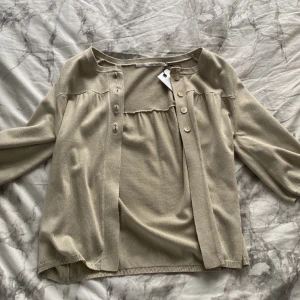 part 2 kofta!! - säljer denna helt nya part two koftan i strl M, har aldrig använt!! ny pris 599kr!!🫶🏻