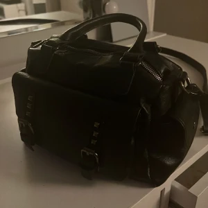 väska  - köpt för 300kr, helt i nyskick och har så så mycket fack och plats i väskan för ALLT!