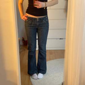 Gamla vintage jeans från river island! Midjemått: 40cm, innerbensmått: 78cm, benvidd nertill: 23 cm