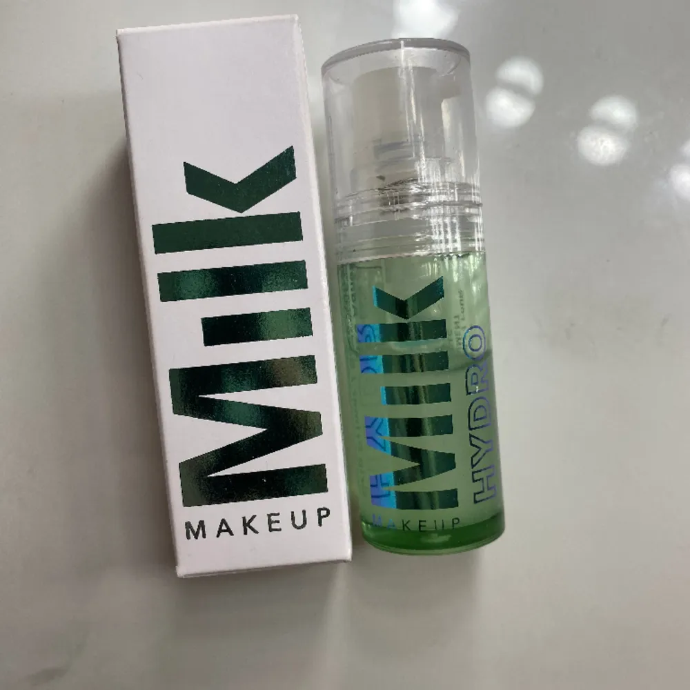 Hydro grip primer från milk makeup! Har testat den kanske två gånger. Nypris: 249. Man får med förpackningen med!. Övrigt.