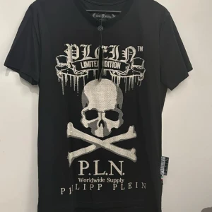 Philipp Plein t-shirt LIMITED EDITION  - Philipp Plein T-shirt LIMITED Storlek L  Aldrig andvänd pga för liten på mig 