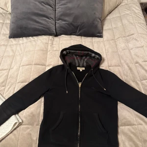 Burberry hoodie - Använd fast i mycket bra skick! Köptes i USA från en Burberry-butik. För fler bilder eller frågor hör gärna av er!