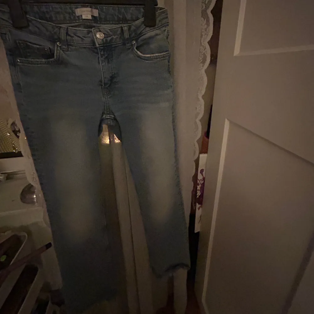 Low waist bootcut jeans, från Gina Young i storlek 158, använda sparsamt❤️ Hör av er vid mer bilder eller om ni har några frågor❣️❣️ Pris går att diskutera. Jeans & Byxor.