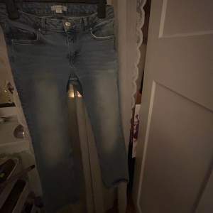 Low waist bootcut jeans, från Gina Young i storlek 158, använda sparsamt❤️ Hör av er vid mer bilder eller om ni har några frågor❣️❣️ Pris går att diskutera