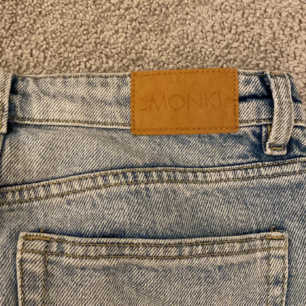 Ett par snygga jeans från monki. Använt ett fåtal gånger. Mått: innerbenslängd: 67 cm, midjemått (rätt över):37cm. Jag är 156cm. Köpare står för frakt.💕. Jeans & Byxor.
