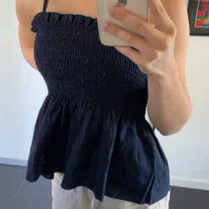 sommar linne🌸  - Marinblått linne, ganska använt men finns inga defekter på det💛 kan användas med band som man knyter eller axelbandslöst💛🌸 köparen står för frakten❤️