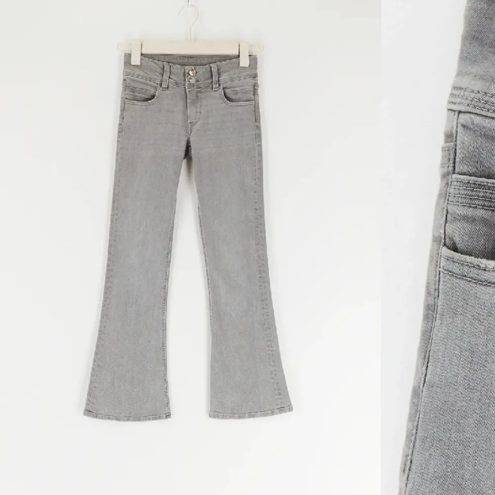 Säljer mina skit snygga jeans, säljer för dem ej kommer till användare 💘nypris 349kr 🩷 pris kan diskuteras . Jeans & Byxor.