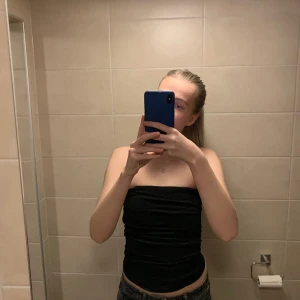 Svart bandeau topp 🫶🏽 - Svart bandeau topp från Zara i storlek S💖