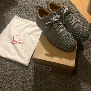 Christian Loubitins - Säljer ett par gråa christian loubitins, Strl 44, de är väl använda, priset kan diskuteras,