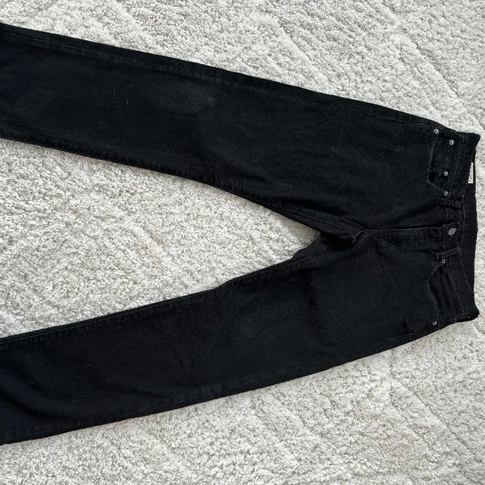 Levis 502 svarta nyskick. Säljer för dom är för små. . Jeans & Byxor.