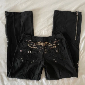 SUPERSNYGGA cargobyxor!!!  - Älskar men är för små så måste sälja :/ Storlek 8, motsvarar S och passar också XS. Midjemått: 36x2, Innerbenslängd 75 cm. Har en pytteliten defekt, dm för mer info!