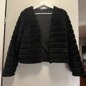 Svart pälsjacka  - En svart pälsjacka från ginatricot. Säljer då jag inte har någon användning av den. Som ny. Lånade bilder, skriv privat för fler. 