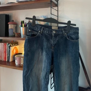 Jeans! - Så himla snygga lågmidjade flare jeans som tyvärr är för små för mig! Så cool tvätt❤️‍🔥 Innerbenslängd: 78 cm Midjemått tvärs över: 39cm