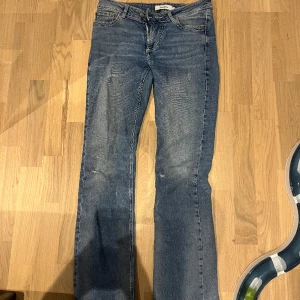 jeans  - säljer mina blåa snygga jeans från junkyard 💘