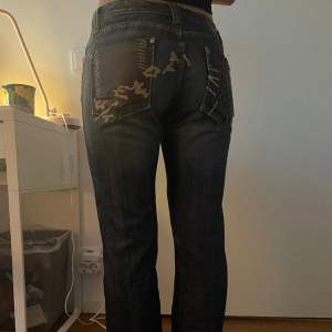 Ett par jätte fina low rise jeans i utmärkt skick och med unikt tryck💗(pris kan diskuteras)