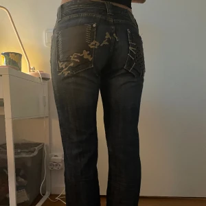 Vintage Low Waist jeans med tryck  - Ett par jätte fina low rise jeans i utmärkt skick och med unikt tryck💗(pris kan diskuteras)