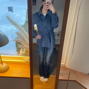 Kappa  - Säljer denna jättefina kappan ifrån Dobber (MQ) för att den tyvärr inte kommer till användning. Finns inga defekter och den är sparsamt använd. Skriv vid frågor! 