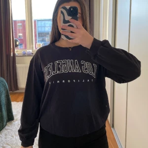 Långärmad tröja - Tunn sweatshirt som jag bara använt en gång då den inte var lika tjock som jag hade tänkt. I väldigt fint skick. Passar en S eller M.