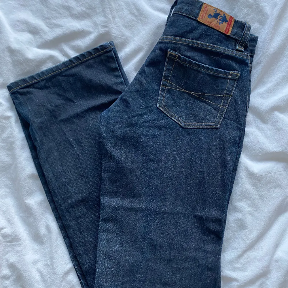 Skit snygga jeans i en fin mörkblå färg. Står ingen storlek men passar mig som vanligtvis har S. Midjemått 70cm Innerbenslängd 81cm. Jeans & Byxor.