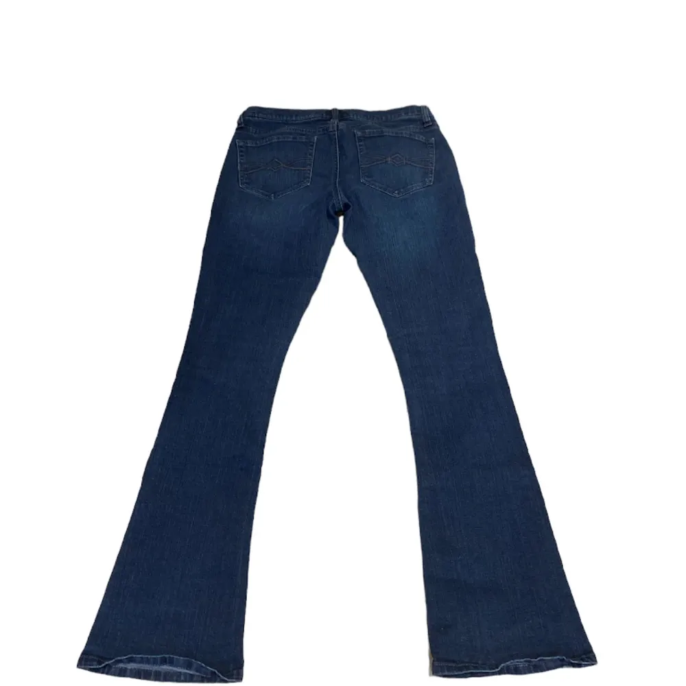 Jättefina lågmidjade jeans från märket Mudd i jättebra skick. Innerbenslängd: 78 cm. Midjemått mätt rakt över: 38 cm (stretchiga dock). Jeans & Byxor.