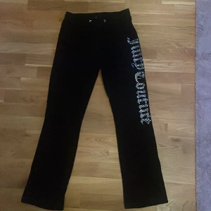 Juicy Couture byxor  - Jättefina juicy couture byxor i jättefint skick, inga diamanter saknas vad jag ser och fantastiska fickor på baksidan❤️