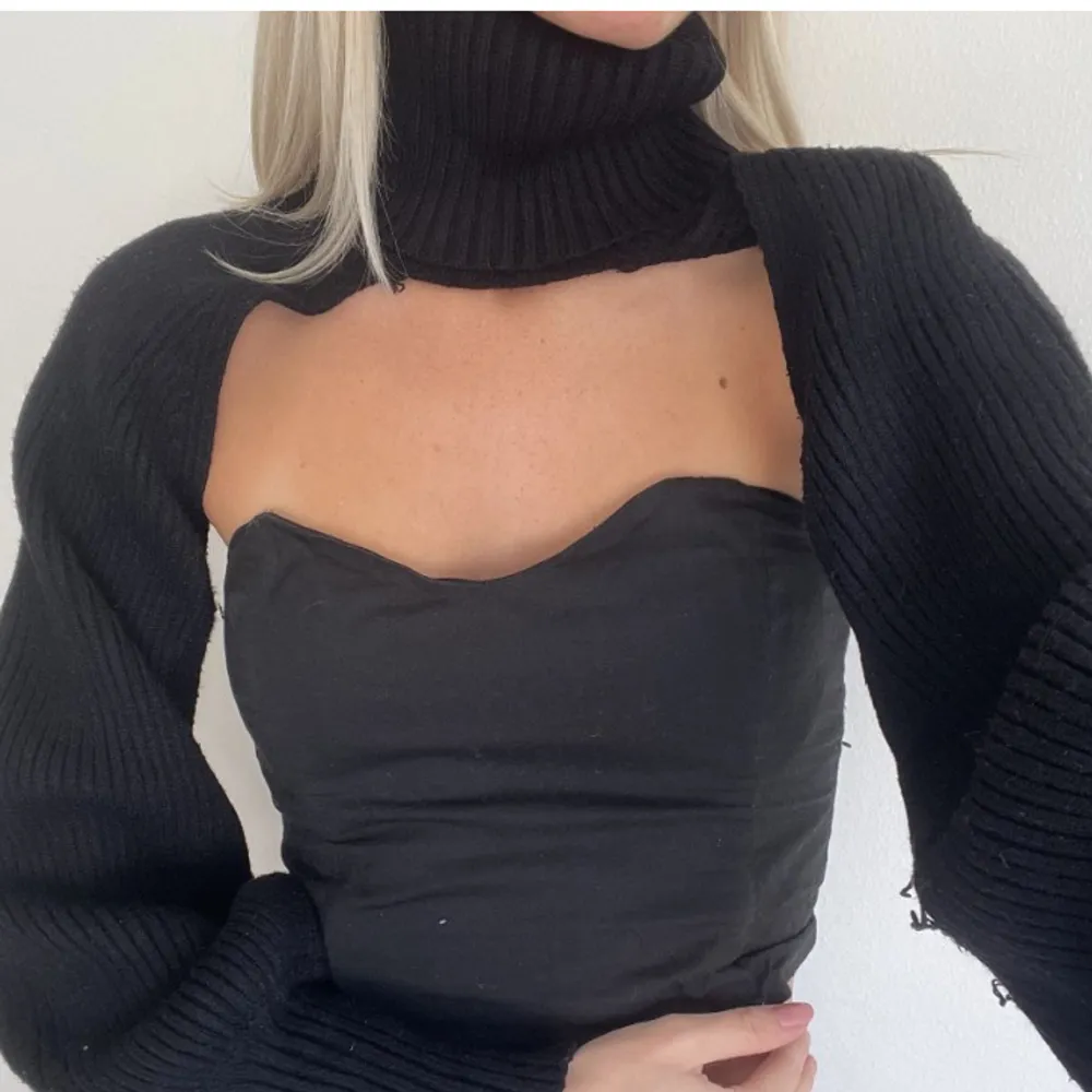 (Första bilden är lånad, för fler bilder kontakta mig) Säljer även en svart bolero från Zara i storlek M men passar s/xs. Den är jättefin att ha under ett linne eller liknanden. Den är slutsåld på deras hemsida❣️. Stickat.