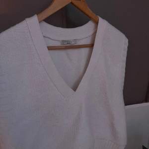 Stickad, vit/creamfärgad, väst från Gina tricot, storlek S. Knappt använd! Frakt ingår i priset✨