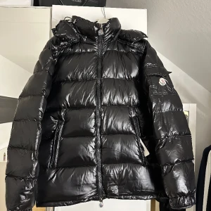 Moncler Maya - Moncler maya jacka använd lite mindre än en vinter , storlek 5 (M/L), önskas fler bilder, äkthetsbevis eller mer information tveka inte på att höra av dig först till kvarn! Och jackan passar både tjej o kill 